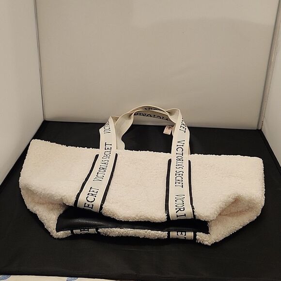 BRAND NEW VICTORIA'S SECRET LARGE TOTE BAG COZY PLUSH SHERPA FLEECE - Picture 7 of 12